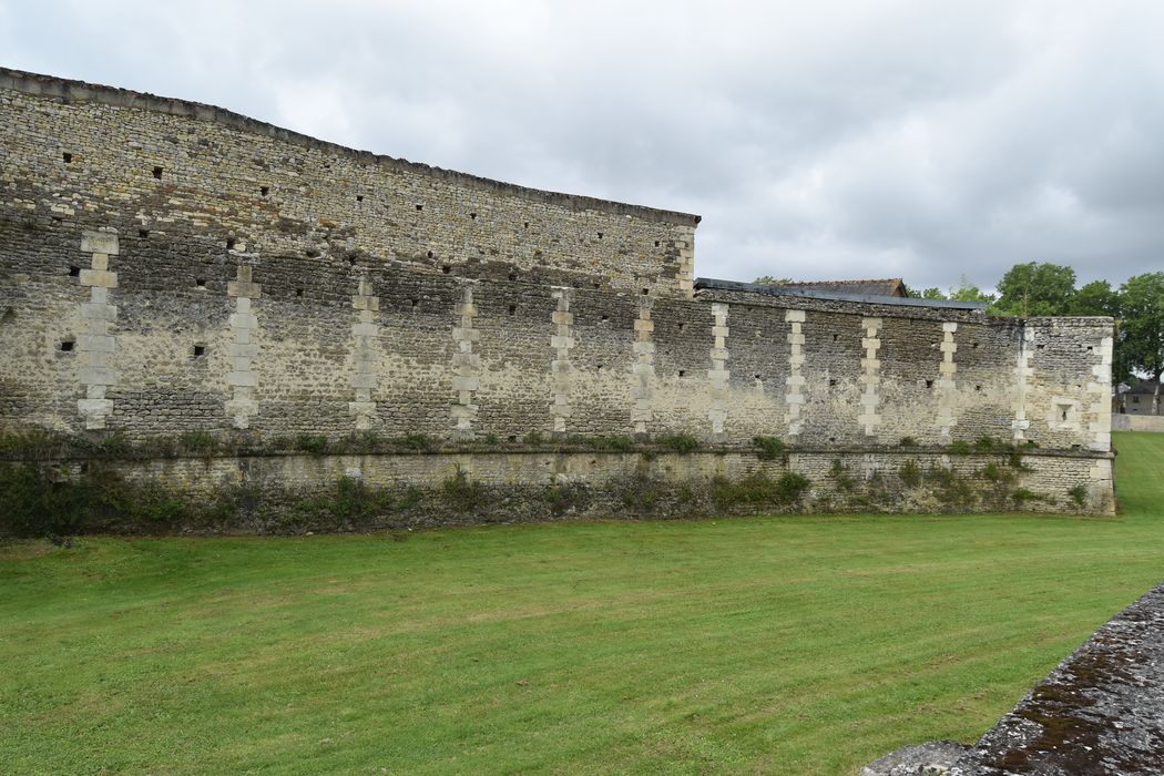 rempart situé dans la continuité ouest  de la porte de Chinon, vue partielle