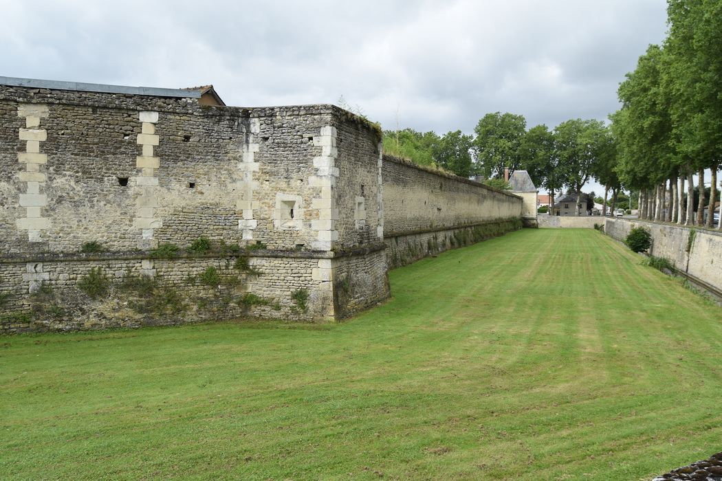 rempart situé dans la continuité ouest  de la porte de Chinon, vue générale