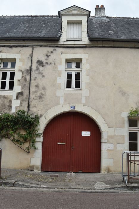 façade sur rue, vue partielle