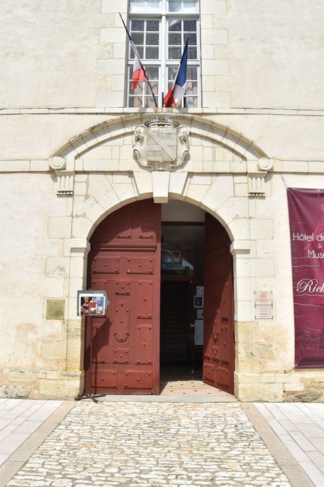 façade sur la place du Marché, vue générale du porche d’accès