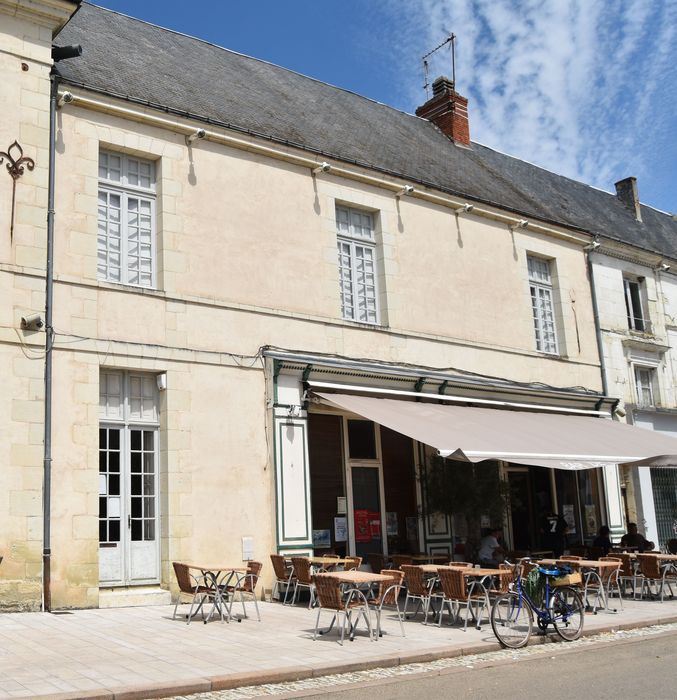 façade sur la place, vue générale