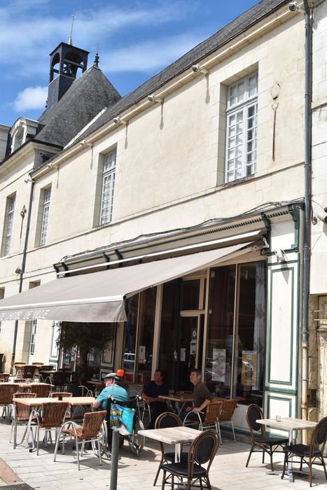 façade sur la place, vue générale