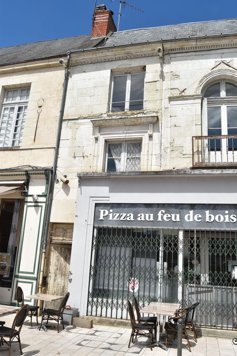 façade sur la place, vue partielle