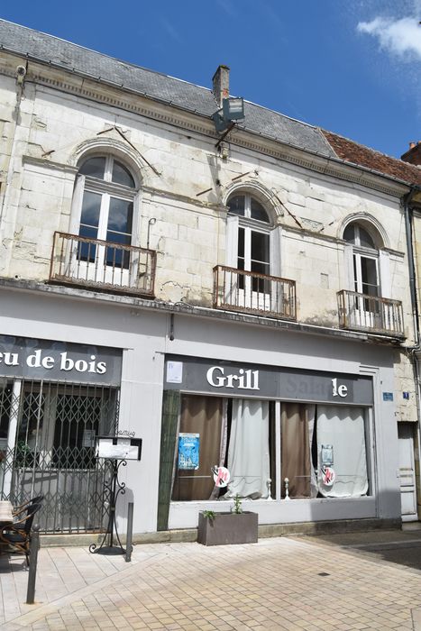 façade sur la place, vue partielle