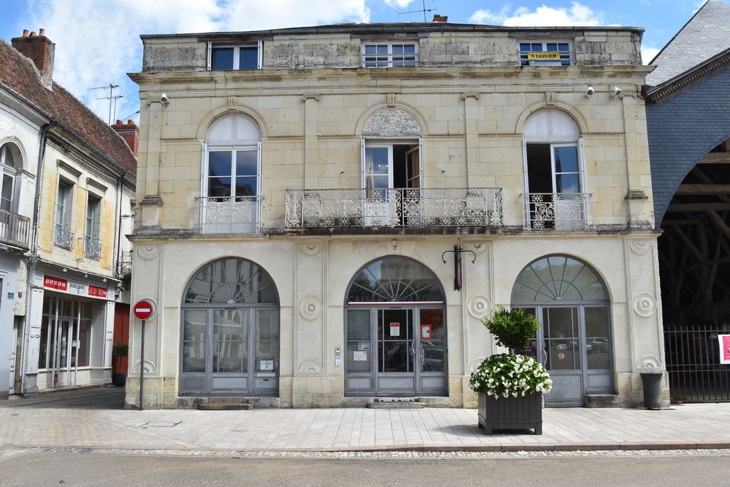 vue générale de la façade sur la place