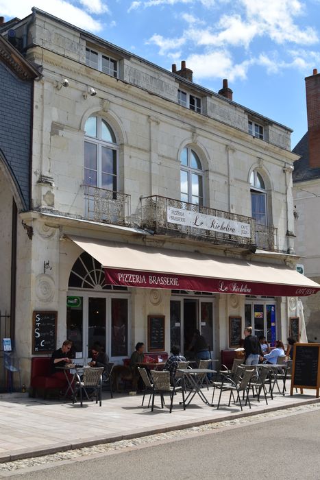 vue générale de la façade sur la place