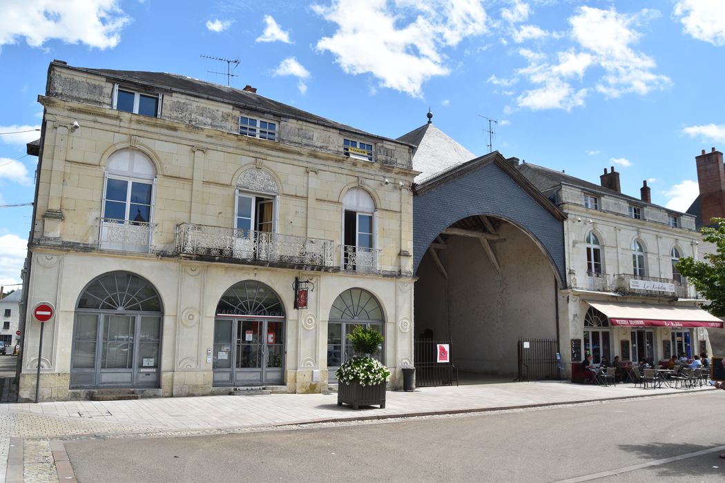 vue générale des façades sur la place