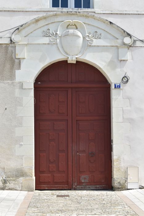 façade sur la place, vue générale du porche