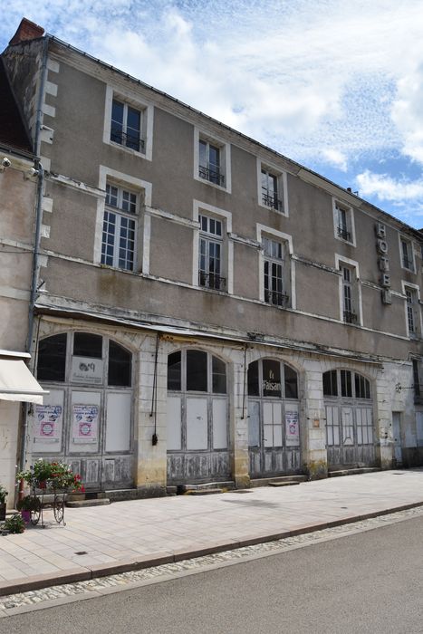 façade sur la place, vue générale