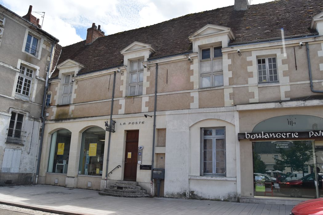 façade sur la place, vue générale