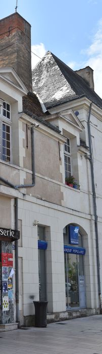 façade sur la place, vue générale