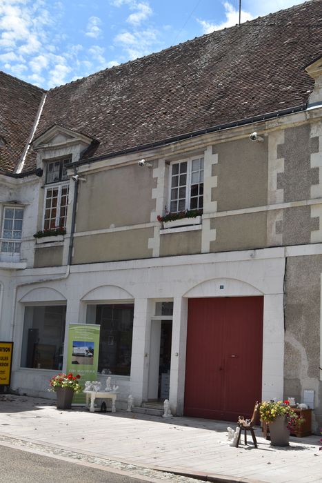 façade sur la place du Marché, vue générale