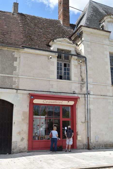 façade sur la place du Marché, vue partielle