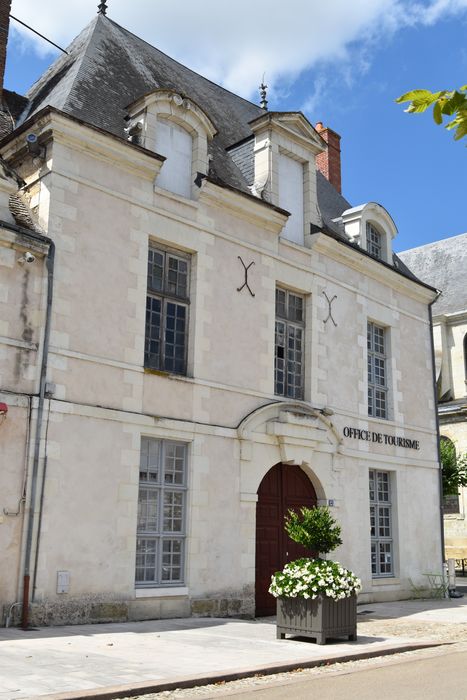 façade sur la place du Marché, vue générale