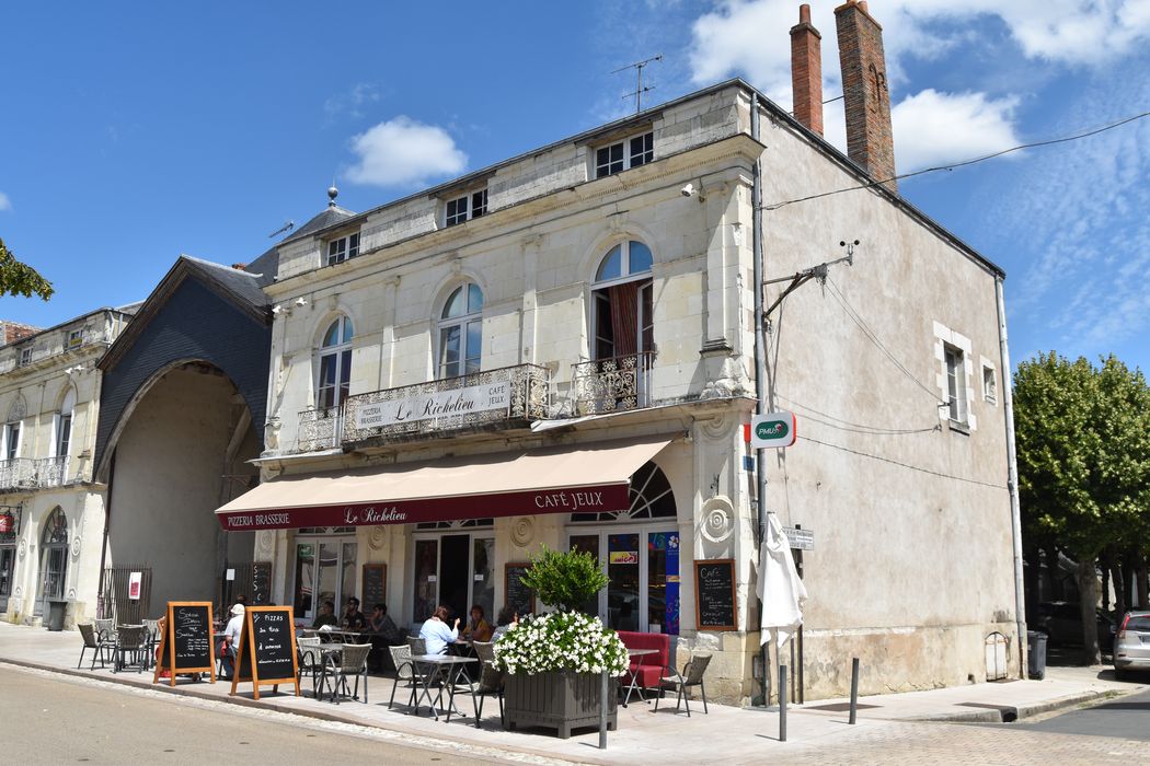 vue générale de la façade sur la place