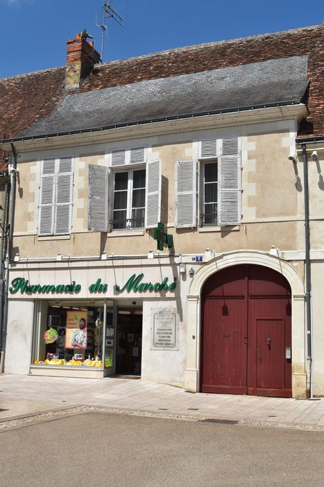 vue générale de la façade sur la place