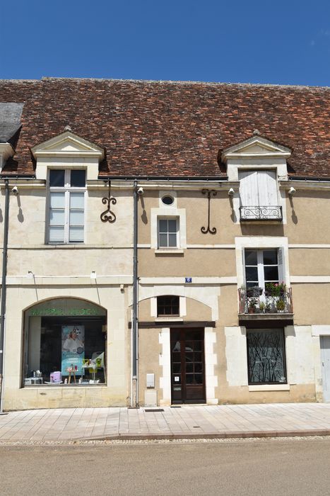 vue générale de la façade sur la place