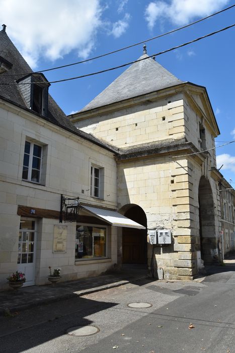 façade sur rue, vue partielle