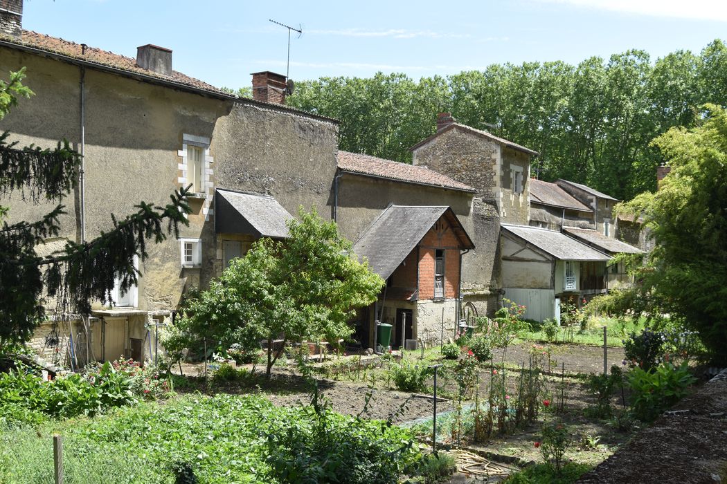 rempart situé dans la continuité sud de la porte de Loudun, vue générale