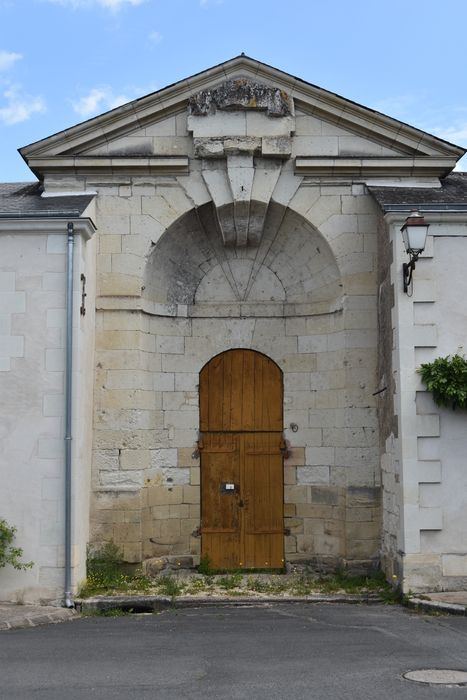 porte monumentale située au 27 de la rue des Ecluses, élévation ouest, vue générale