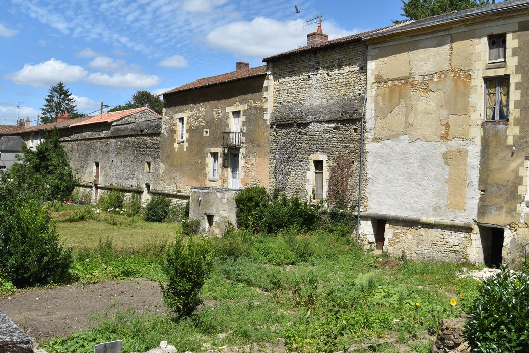 rempart situé dans la continuité nord de la porte de Loudun, vue générale