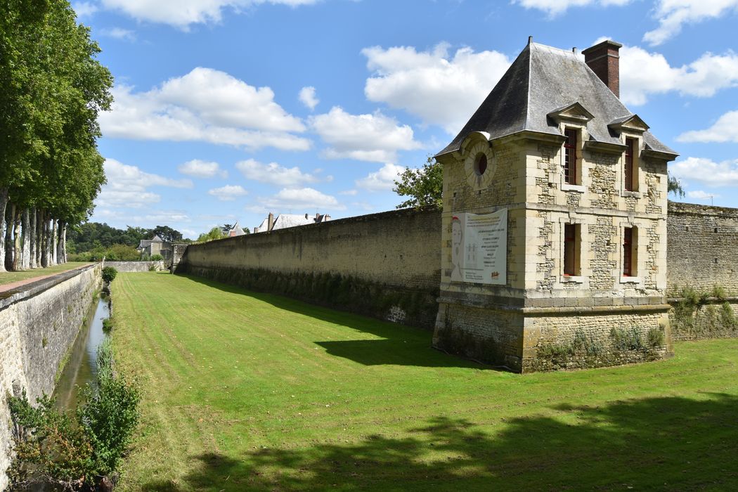 rempart, pavillon d’angle nord-ouest, vue générale