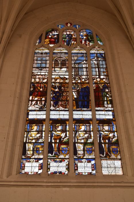 verrière n°3 : Jésus devant Ponce Pilate, la translation des reliques à la Sainte-Chapelle de Paris, Gabrielle de la Tour et Louis de Bourbon, Marie de Berry et Jean de Bourbon