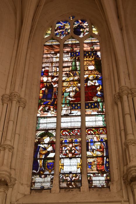 verrière n°5 : le portement de croix, saint Louis fait voeu de croisade en Terre sainte, Louis de Bourbon et Marie de Hainaut