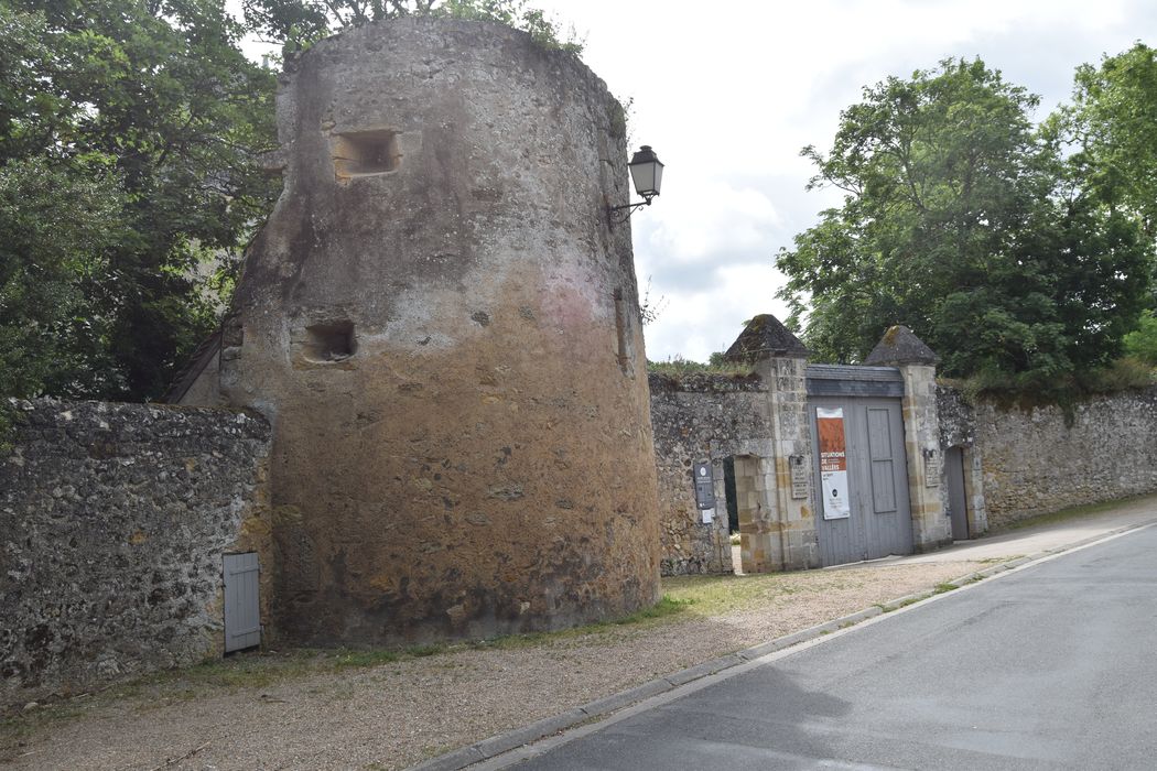 tour située à la gauche du portail d’accès ouest, vue générale