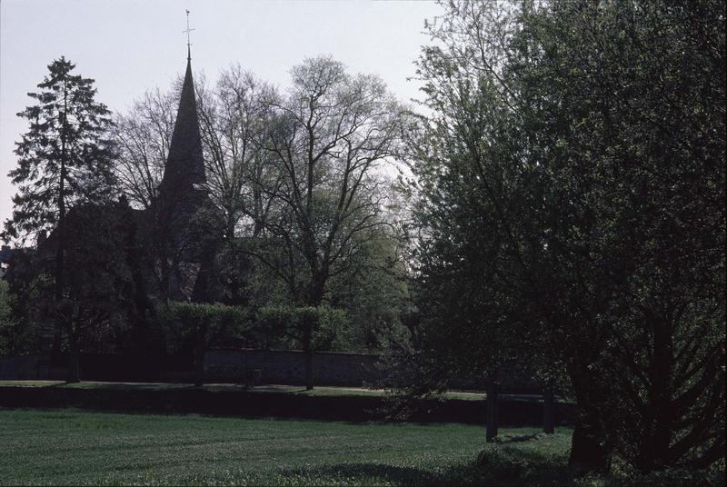 Ensemble et clocher partiellement caché par des arbres