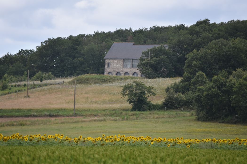 vue partielle de la propriété dans son environnement depuis le Sud-Est