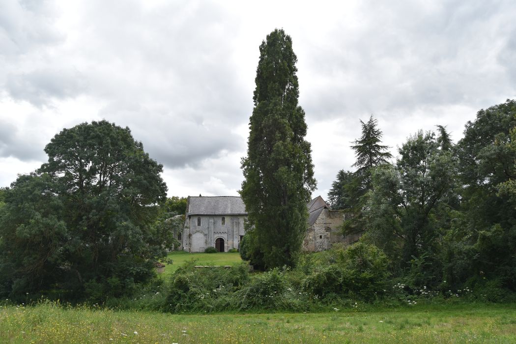 vue partielle du prieuré dans son environnement depuis le Nord