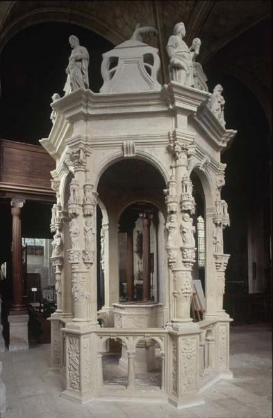 Intérieur : fonts baptismaux Renaissance