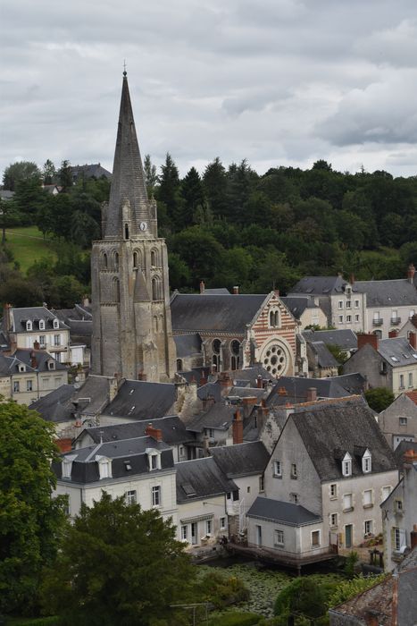 vue générale de l’église dans son environnement depuis les ruines du donjon