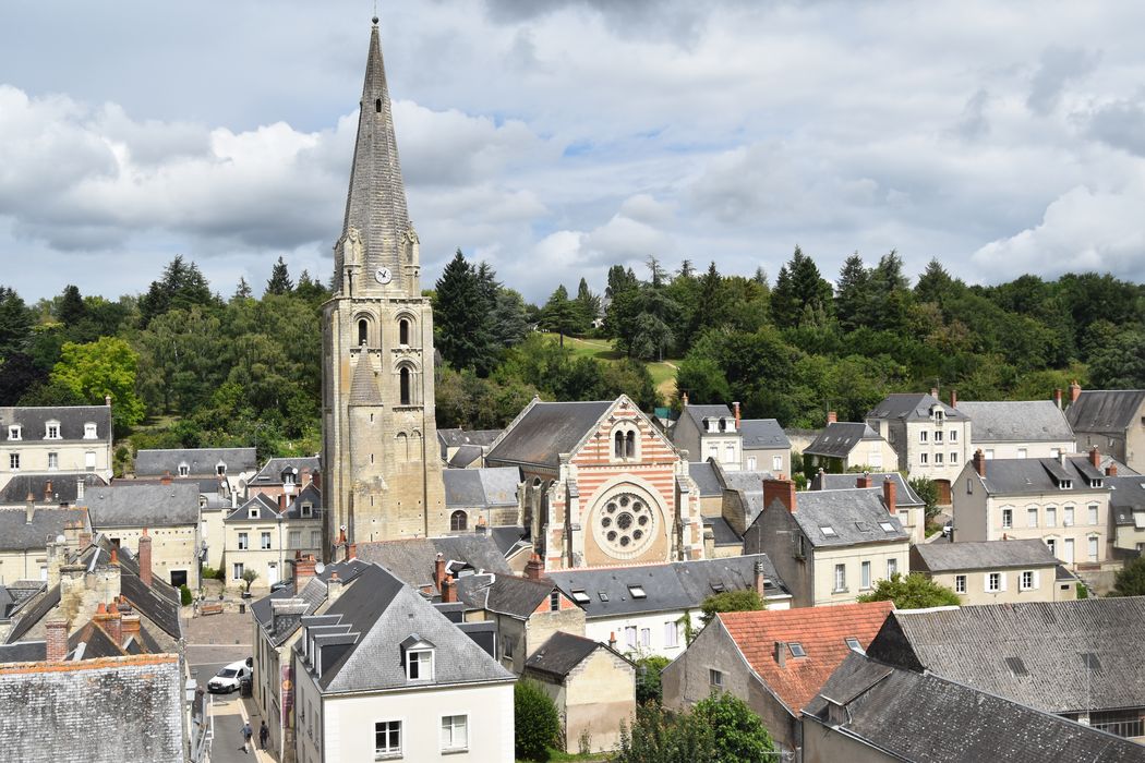 vue générale de l’église dans son environnement depuis le château