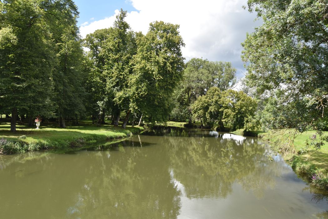 parc, vue partielle depuis le pont permettant l’accès au château