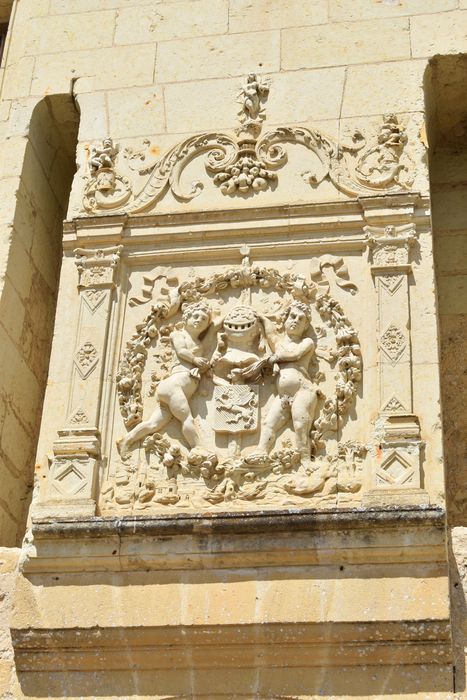 façade sud, détail du cartouche surmontant le portail d’accès