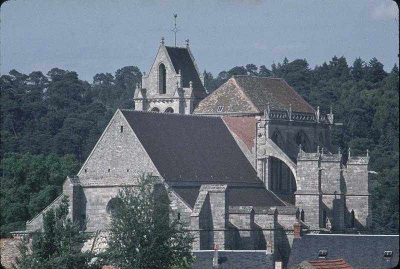 Partie supérieure de la façade ouest, clocher et contreforts