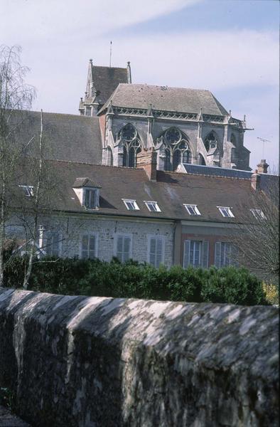 Abside et maisons environnantes