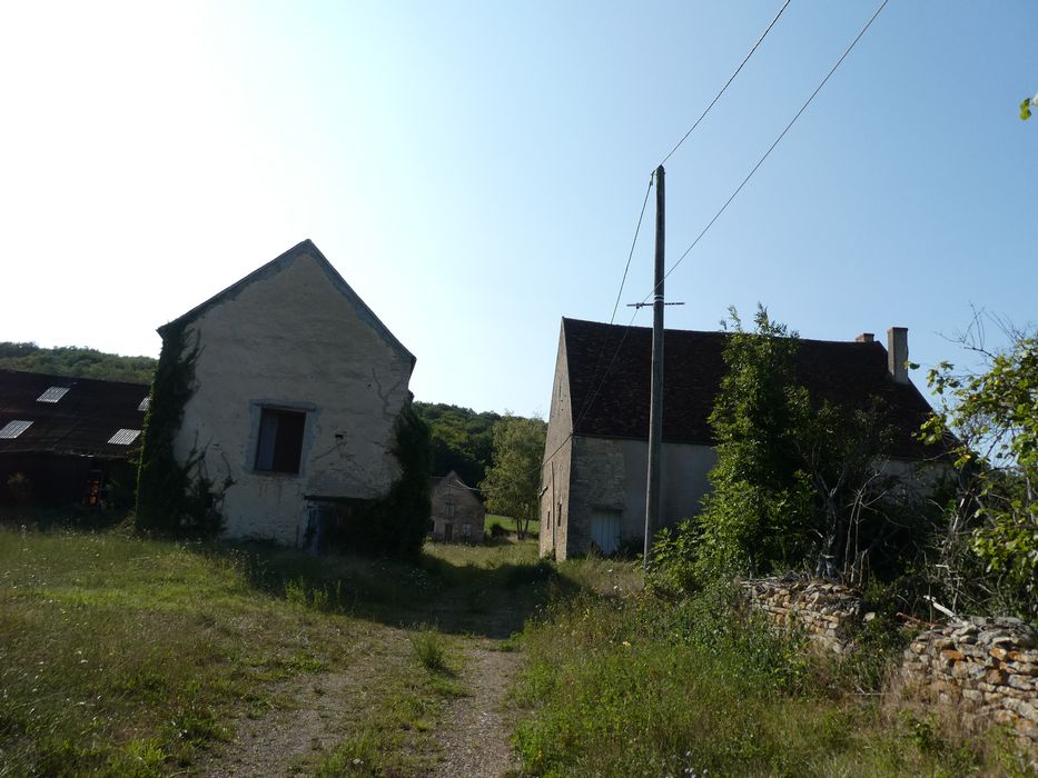 chemin d’accès à la Maladrerie, à gauche