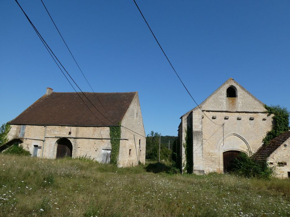 façade de la maladrerie à droite et bâtiment voisin