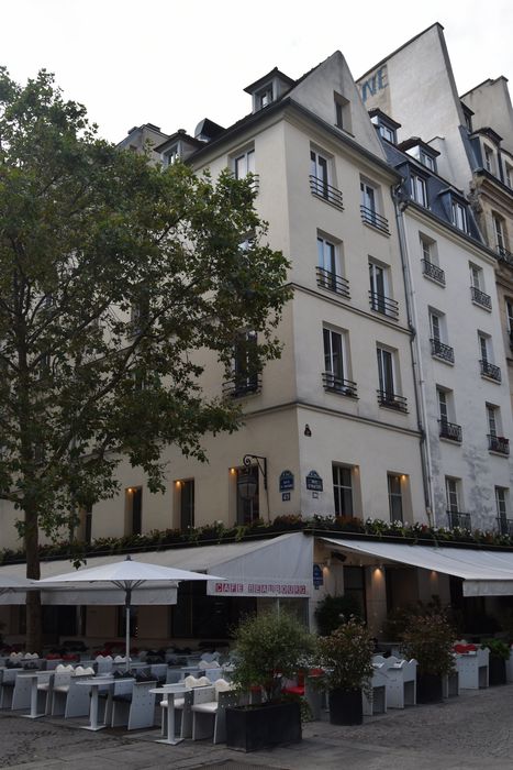 vue partielle des façades sur les rues Saint-Martin et Saint-Merri