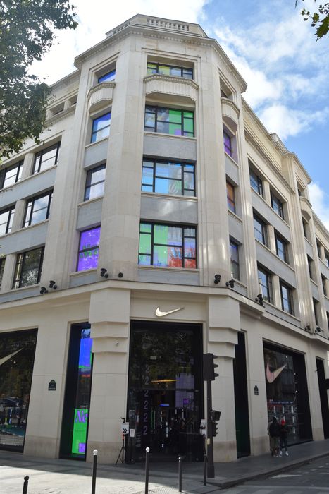 façade sur l'angle de l'avenue des Champs-Elysées et de la rue Quentin-Bauchart