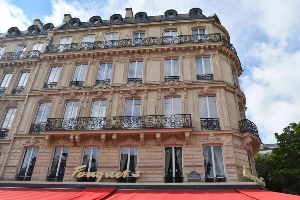 façade sur l'avenue des Champs-Elysées