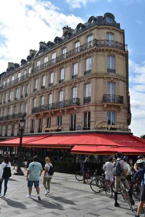 façade sur l'avenue des Champs-Elysées