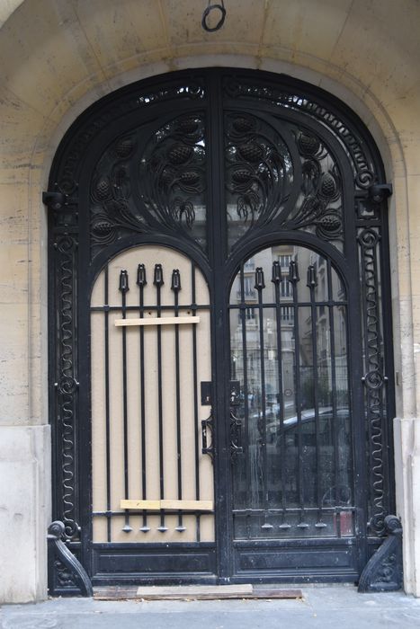 façade sur rue, porte d'accès