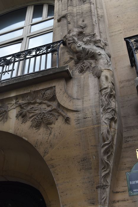 façade sur rue, détail des décors sculptés