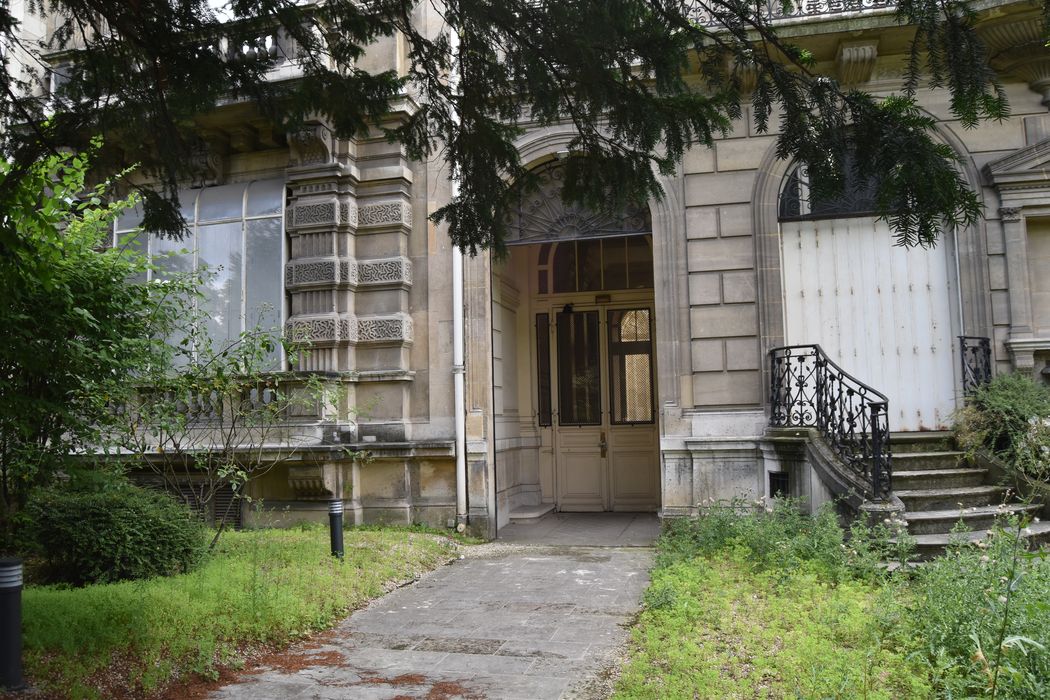 façade sur l'avenue Foch, vue partielle