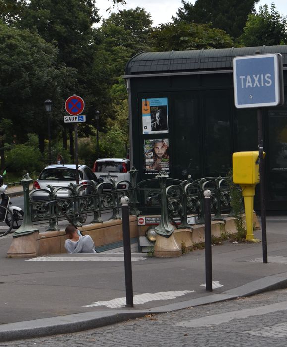 station, entrée avenue Bugeaud