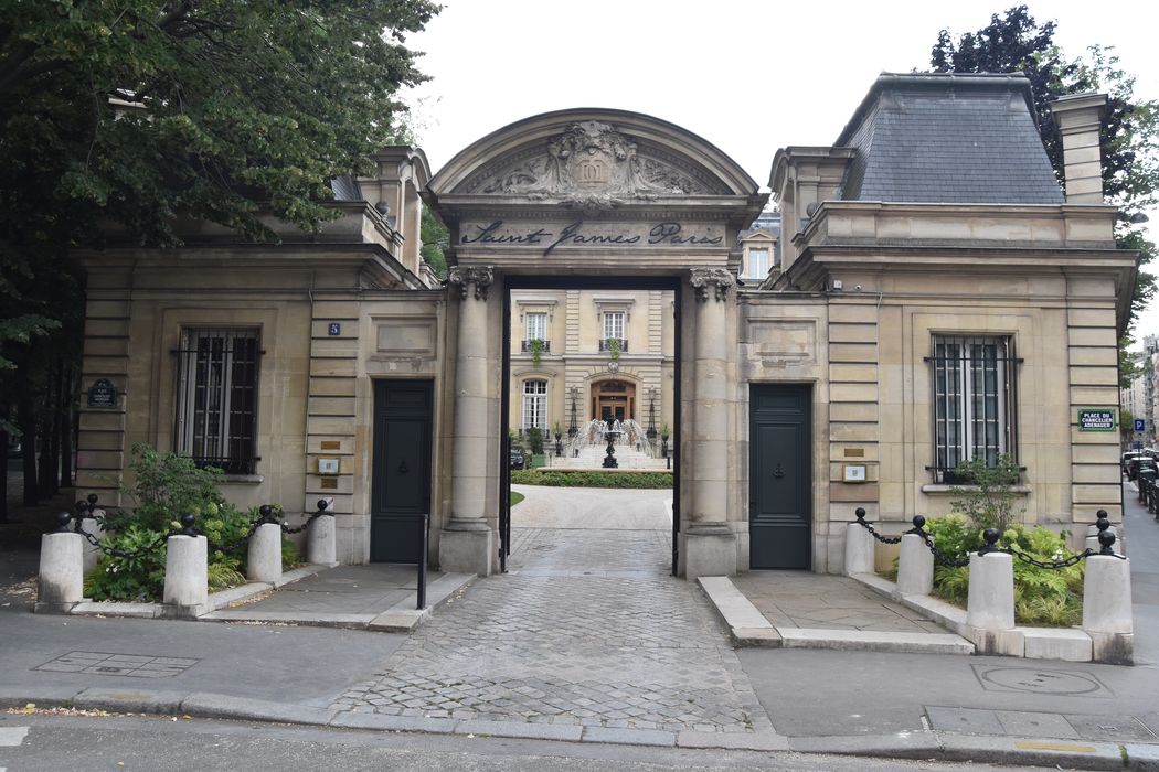 pavillons d'entrée de droite sur la place du Chancelier Adenauer